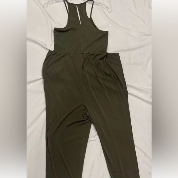 BCBGeneration Drape Pocket Jumpsuit Womens Size Small Green Sleeveless NWOT - Picture 7 of 9